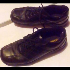 Tredsafe black leather shoes